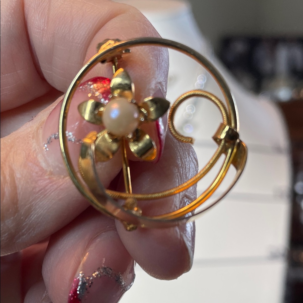 Elegant Gold Floral Brooch